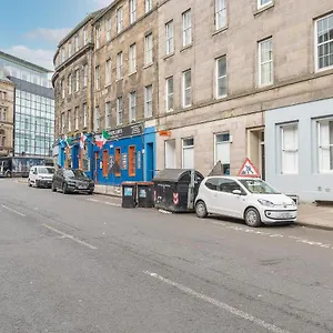 Contemporary 3 Bed City Centre - Ensuite Apartment