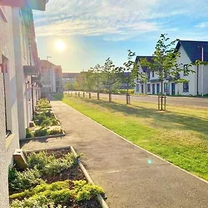 3 Bed House With Parking Near Airport Holiday home